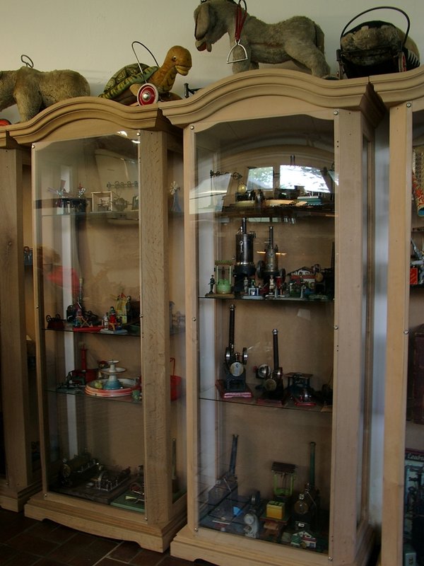 01012531.JPG (461.85 KiB) 1946 mal betrachtet Eine Abteilung ist Spielzeug gewidmet, darunter einige Dampfmaschinen