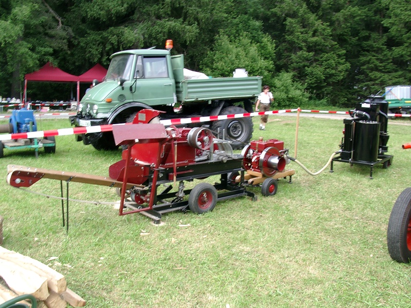 Eine Holzgas-Tankstelle. Von rechts nach links:<br />Holzgasgenerator, Sendlingmotor, Kreissäge mit integrierten Excenterspalter, Stückholzauswurf