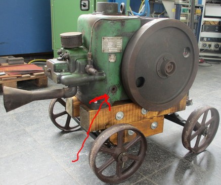 ganzer Motor, fragliche Öffnung markiert