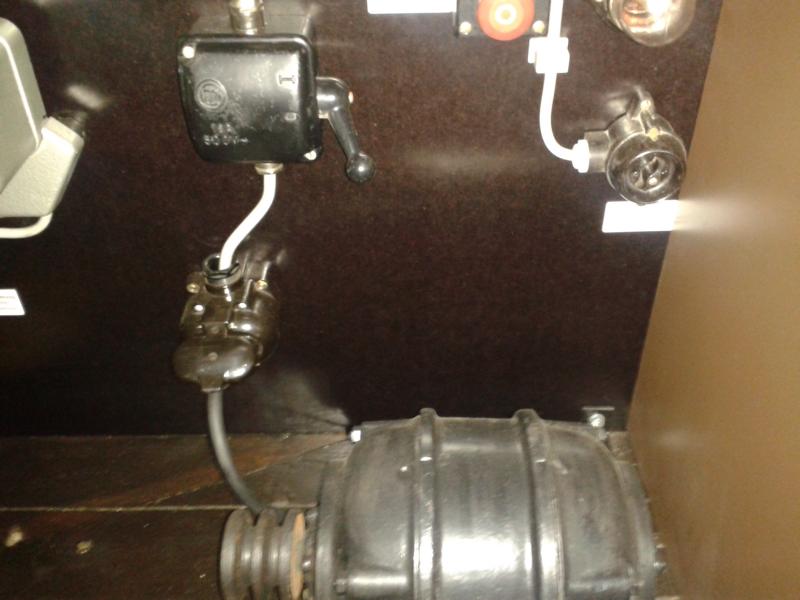 alter Asynchronmotor über alte Steckdose und Schalter