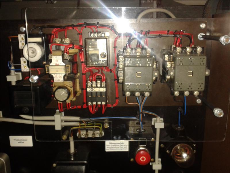 Wechselschaltung, die beiden Hauptschütze schalten im Wechsel über alte mechanische und pneumatische Zeitrelais