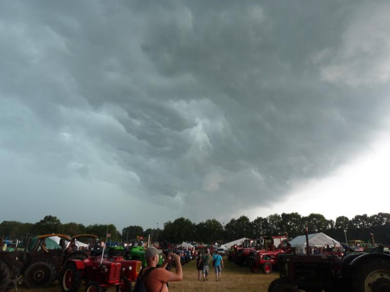 Plötzlich kamen üble Wolken und dann wurde es dunkel.