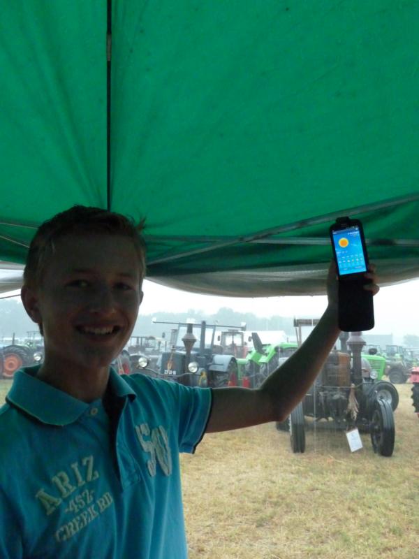 Unter einem Pavillon gerettet machten wir uns während dem Gewitterregen selbst Sonnenschein.