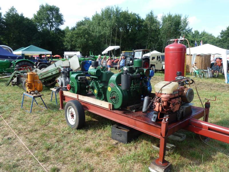 Ein Anhänger mit Motoren.