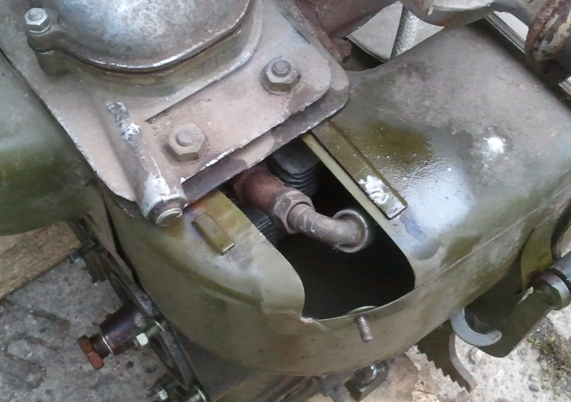 Blick auf die Zündkerze bei geöffneter Inspektionsklappe m Kühlluftgehäuse