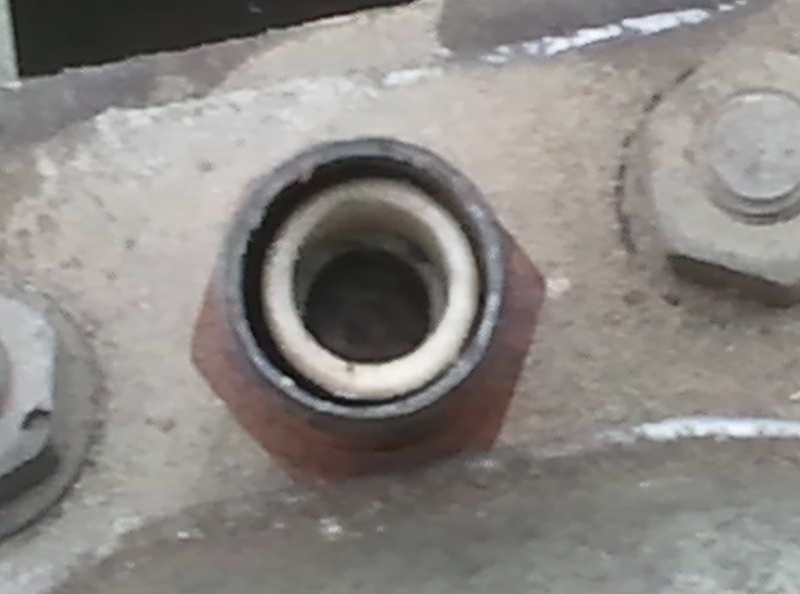 Blick in das Zünkkerzenunterteil mit Kontaktplättchen