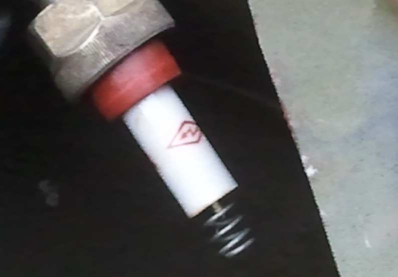 Zündkerzenoberteil mit Porzellanisolator und Kontaktfeder