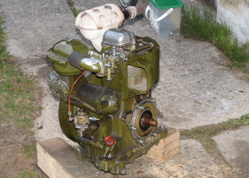 linke Motorseite schräg von hinten, gut erkennbar der Ansatz für die Verbindungsglocke zum Generator