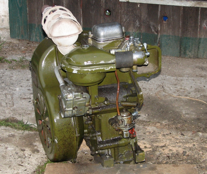 linke Motorseite schräg von vorn