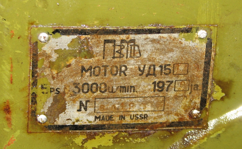 das Herstellerschild mit Motorbezeichnung, Baujahr und Motornummer