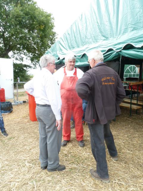 Der Veranstalter in roter Hose Oldtimeroskar