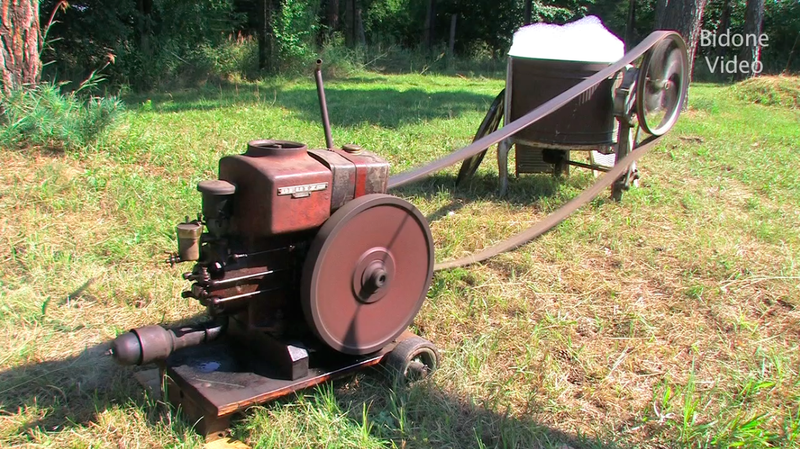 Eine historische Waschmaschine, von einem Deutz angetrieben.