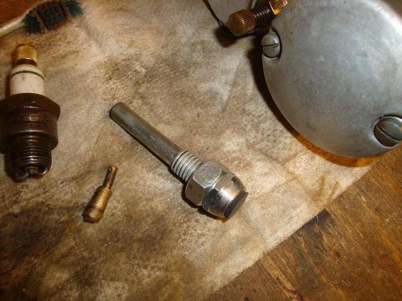Im Vordergrund, das Werkzeug, mit dem ich den AL-Deckel ausgebeult habe...